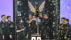 Tim RRQ Kazu merayakan kemenangan setelah berhasil menjadi juara saat grand final Free Fire Indonesia Masters 2022 Fall yang berlangsung di FFIM Stadium, Studio RCTI+, Kebon Jeruk, Jakarta, Minggu (23/10/2022). (Bola.com/Bagaskara Lazuardi)