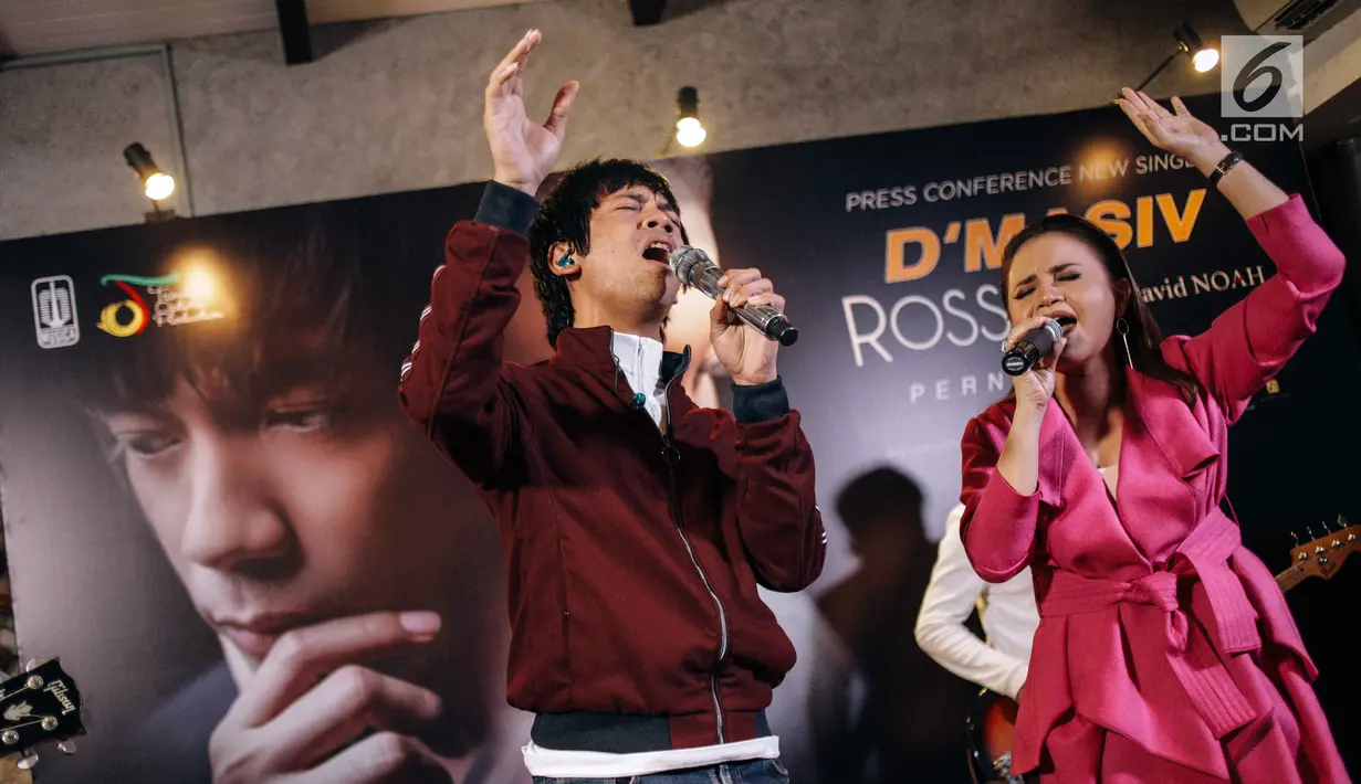 Band D'Masiv dan Rossa saat tampil dalam launching single kolaborasi D' Masiv, Rossa, dan David NOAH di Jakarta, Senin (5/3). Ketiga musisi tersebut berkolaborasi di lagu terbaru mereka yang berjudul 'Pernah Memiliki'. (Liputan6.com/Faizal Fanani)