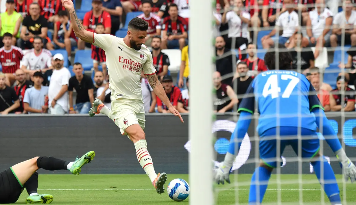 Di balik suksesnya AC Milan menjuarai Serie A 2021/2022 ada peran Olivier Giroud. Striker 35 tahun tersebut berkontribusi menjadi mesin gol Rossoneri. Pada 2021/2022, Giroud sukses mencetak 14 gol dan 4 assist di semua ajang. Ia tampil dalam 38 laga dengan rincian 2.520 menit bermain. (AFP/Tiziana Fabi)