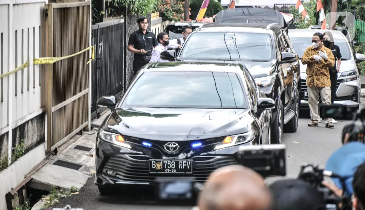 Tim Komnas HAM saat tiba untuk meninjau TKP kasus penembakan Brigadir Yosua Nofriansyah Hutabarat atau Brigadir J di rumah dinas eks Kadiv Propam Polri Irjen Ferdy Sambo, Duren Tiga, Jakarta Selatan, Senin (15/8/2022). Selain itu, Komnas HAM akan mengecek jejak upaya penghalangan proses hukum (obstruction of justice). (merdeka.com/Iqbal S Nugroho)