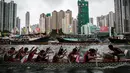 Aksi peserta balap perahu naga dalam Fesival Tuen Ng di HongKong. (AFP/Anthony Wallace)