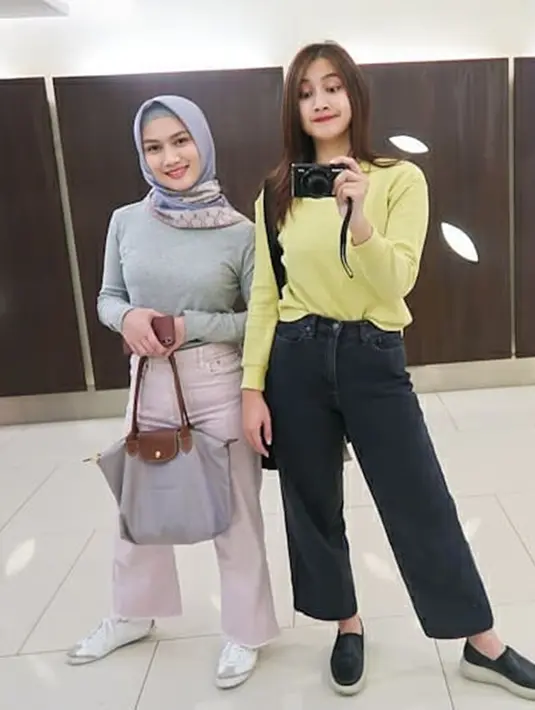Saat keduanya bergaya santai dengan selfie mirror, membuat Melody dan Frieska terlihat menawan. Keakraban keduanya ini memang menjadi bukti bahwa adik kakak ini selalu serasi dan kompak di berbagai momen. (Liputan6.com/IG/@jkt48frieska)