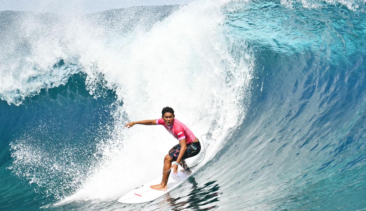 Dengan hasil ini, Rio belum berhasil langsung lolos ke babak ketiga atau 16 besar. Sebab, hanya peselancar yang menempati peringkat pertama saja yang berhak langsung lolos ke babak ketiga tersebut. (AFP/Jerome Brouillet)
