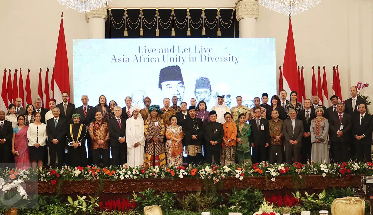 Presiden Jokowi ditemani sejumlah menteri dan perwakilan negara sahabat berpose bersama saat peringatan KAA 2017 di Istana Negara, Jakarta, Selasa (18/4). (Liputan6.com/Angga Yuniar)