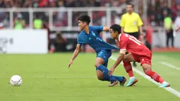 Pemain Timnas Indonesia, Pratama Arhan (kanan) berebut bola dengan pemain Thailand, Channarong Promsrikaew dalam laga matchday ketiga Grup A Piala AFF 2022 di Stadion Utama Gelora Bung Karno, Senayan, Jakarta, Kamis (29/12/2022) sore WIB. Channarong Promsrikaew, pemain milik Chonburi FC yang selalu tampil dalam 4 laga Timnas Thailand U-22 di SEA Games 2023 dengan torehan 3 assist ini memiliki nilai pasar sebesar 250 ribu euro atau setara Rp4,03 miliar. (Bola.com/Bagaskara Lazuardi)