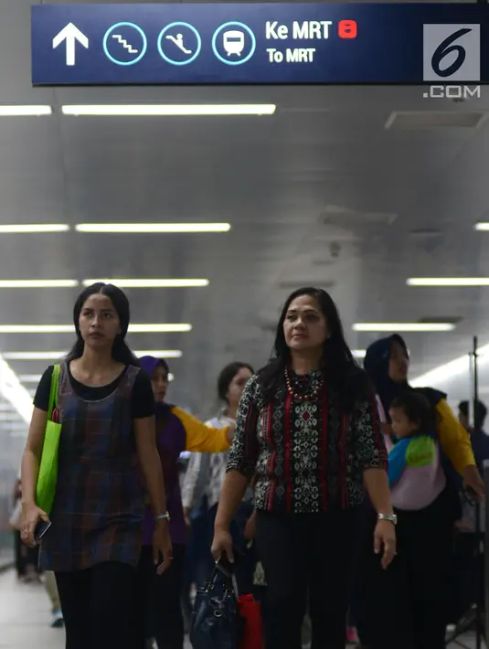 Warga bersiap mencoba menaiki moda raya Terpadu  Mass Rapid Transit  MRT di Stasiun MRT Bundaran HI, Jakarta, Jumat (29/3). Terkait tarif kereta MRT minimum yag telah disepakati adalah Rp.3000 sampai maksimum Rp.14.000 dari Lebak Bulus- Bundaran HI. (merdeka.com/Imam Buhori)
