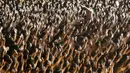 Ribuan pelajar menampilkan Tari Kecak Kolosal di Pantai Berawa, Badung, Bali, Minggu (25/2). Tarian yang melibatkan 5.555 penari tersebut memecahkan rekor dunia Tari Kecak Kolosal dengan peserta terbanyak. (AP/Firdia Lisnawati)