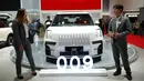 Dari merek Jepang ada Suzuki dengan model e Vitara, sementara merek Inggris, MG, memperkenalkan MGS5 EV. Tampak dalam foto, para staf berdiri di dekat stan Zeekr selama Pameran Otomotif Internasional Indonesia di Jakarta, Sabtu 7 Februari 2026. (AP Photo/Tatan Syuflana)