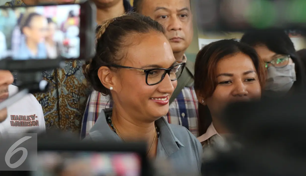 Nadine menjelaskan proses pemeriksaannya berlangsung dengan lancar, Jakarta, Senin (19/9).  Nadine berharap keterangannya bisa memberikan titik terang terhadap kasus yang menjerat Gatot. (Liputan6.com/Herman Zakharia)