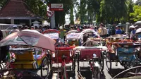 Massa dari tukang becak sempat berusaha menyegel kantor manajemen perusahaan transportasi online di Kediri. (Liputan6.com/Dian Kurniawan)