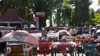 Massa dari tukang becak sempat berusaha menyegel kantor manajemen perusahaan transportasi online di Kediri. (Liputan6.com/Dian Kurniawan)