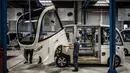 Pekerja memasang bagian depan bus tanpa pengemudi di pabrik NAVYA di Bron dekat Lyon, Prancis (23/4). Bus ini mengandalkan tenaga dari baterai charge yang mampu bertahan hidup antara rentan 8 hingga 24 jam. (AFP/Jean-Phoilippe Ksiazek)
