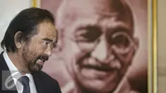 Surya Paloh memberikan penjelasan kepada awak media di DPP Partai Nasional Demokrat, Jakarta, Selasa (16/2). Paloh membahas isu terkini salah satunya dukungan NasDem untuk Basuki T Purnama kembali menjadi Gubernur Jakarta. (Liputan6.com/Faizal Fanani)