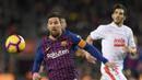 Aksi yang mega bintang, Lionel Messi pada laga lanjutan La Liga yang berlangsung di stadion Camp Nou,  Senin (14/1). Barcelona menang 1-0 atas Eibar (AFP/Lluis Gene)