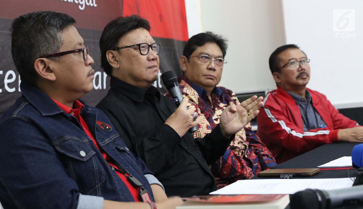 Mendagri Tjahjo Kumolo (kedua kiri) memberi keterangan usai pertemuan terkait persiapan HUT ke-46 PDIP, Jakarta, Kamis (3/1). HUT ke-46 PDIP akan dilaksanakan berbarengan dengan Rakornas di JIExpo Kemayoran 10 Januari. (Liputan6.com/Helmi Fithriansyah)