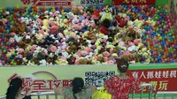 Mesin Pengambil Boneka Raksasa, Pencapitnya Anak-anak
