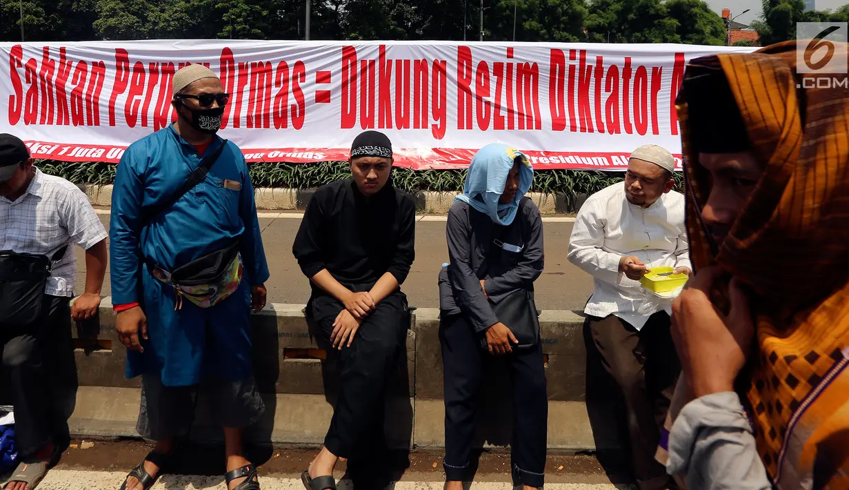 Sejumlah orang dari ormas Islam menggelar aksi unjuk rasa di depan Gedung DPR, Jalan Gatot Subroto, Jakarta, Selasa (24/10). Dalam aksi ini berbagai pesan disampaikan ribuan massa dalam bentuk tulisan seperti poster dan spanduk. (Liputan6.com/JohanTallo)