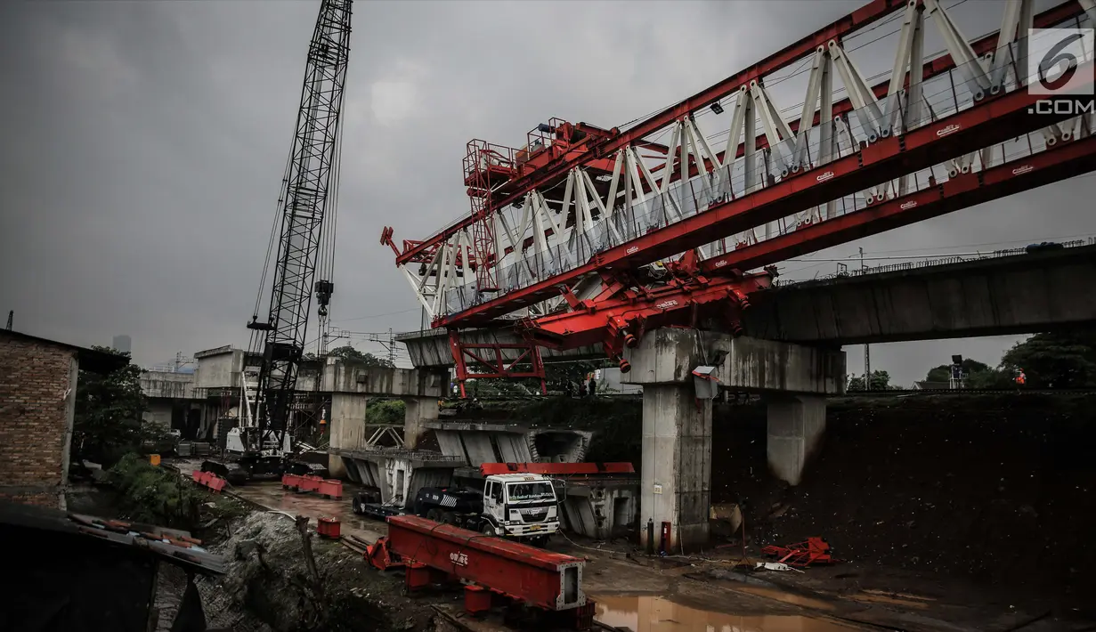 Kondisi crane pengerjaan proyek double-double track kereta api di Jatinegara yang ambruk, Jakarta, Minggu (4/2). Usai ambruknya crane warga pun dilarang mendekat ke lokasi kejadian. (Liputan6.com/Faizal Fanani)