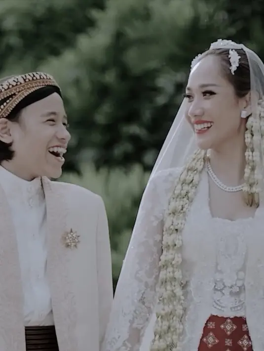 <p>Noah terlihat mengenakan beskap coklat beige lengkap dengan bros keemasan dan inner putihnya. Dipadukan kain lilit batik coklatnya. [@itsmebcl]</p>