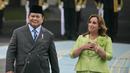 Selanjutnya, Presiden Prabowo Subianto dan Presiden Dina Boluarte mengikuti upacara penyambutan pemimpin negara. Lagu kedua negara dikumandangkan yang diselingi dentuman meriam. (Bay ISMOYO/AFP)