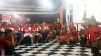 PSM Makassar dan suporter merayakan HUT klub ke-101 seusai menang 2-0 atas Persiba di Balikpapan, Sabtu (5/11/2016). (Bola.com/Abdi Satria)
