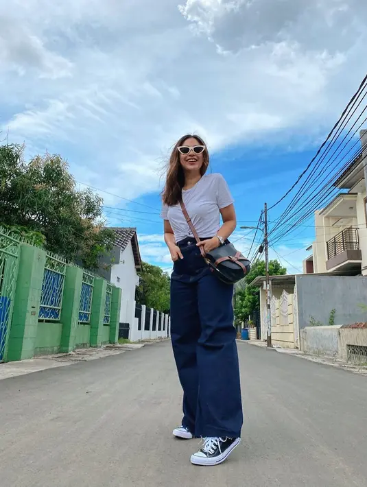 Ketika hangout, Tyna Dwi Jayanti pun memilih untuk tampil simpel dengan gaya kasual. Kali ini, ibu dua anak itu tampak mengenakan kaus putih yang dipadukan dengan celana jeans. Kacamata yang dipakai membuatnya tampak makin menawan.(Liputan6.com/IG/@tynadwijayanti)