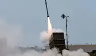 Sistem pertahanan udara Iron Dome Israel meluncurkan rudal untuk mencegat roket yang ditembakkan [Jack Guez/AFP).