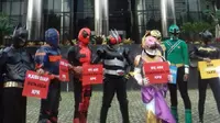 Para super hero saat menggelar aksi simpatik di Gedung KPK. (Liputan6.com/Lizsa Egeham)