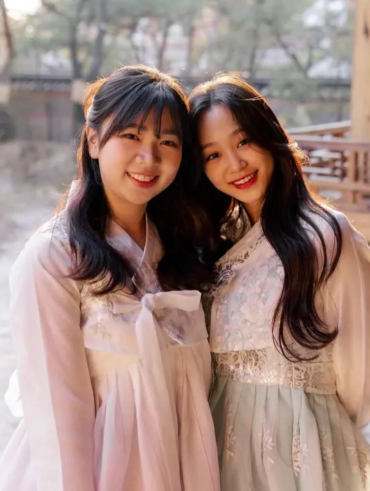 Kedua temannya pun sama-sama mengenakan hanbok warna soft pink yang serasi.  [@bysrahyoon/@ralineshah]