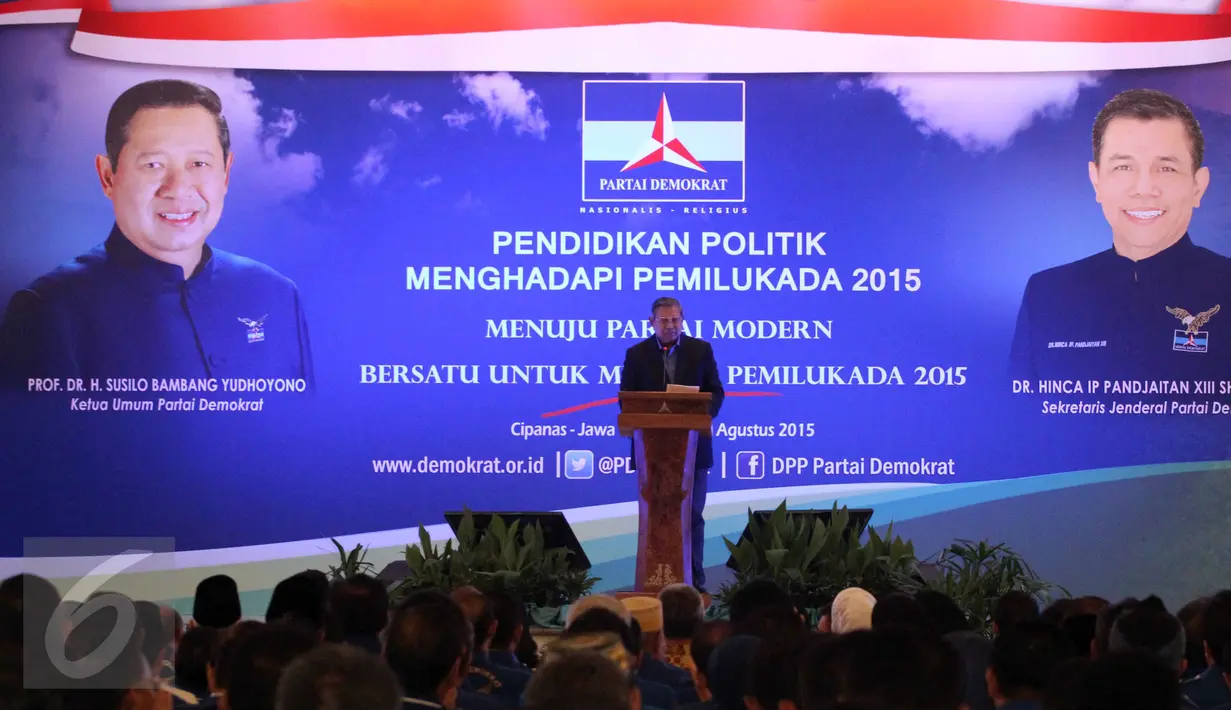 Ketum DPP Partai Demokrat Susilo Bambang Yudhoyono memberi sambutan pada Penutupan Rapat Pleno Partai Demokrat di Cianjur, Jabar, Minggu (30/8/2015). Acara itu dihadiri 233 pasangan calon kepala daerah yang diusung Demokrat. (Liputan6.com/Helmi Afandi)