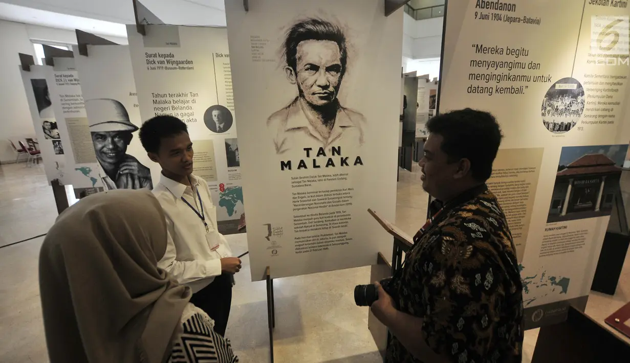 Pengunjung melihat-lihat surat yang dipamerkan dalam pameran Surat Pendiri Bangsa di Museum Nasional, Jakarta, Kamis (15/11). Pameran ini bertujuan memperingati Hari Pahlawan. (Merdeka.com/Iqbal Nugroho)