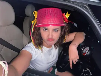 Naimma Aljufri belakangan tengah menggarap film terbaru berjudul IPA & IPS. Ia memerankan tokoh bernama Gisca dengan gaya kocaknya saat selfie mengenakan ceting atau tempat nasi yang terbuat dari plastik itu. (Liputan6.com/IG/@naimmaljufri).