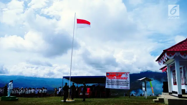 Tanpa Alas Kaki, Murid SD Kabupaten Jayawijaya Ikuti Upacara HUT RI