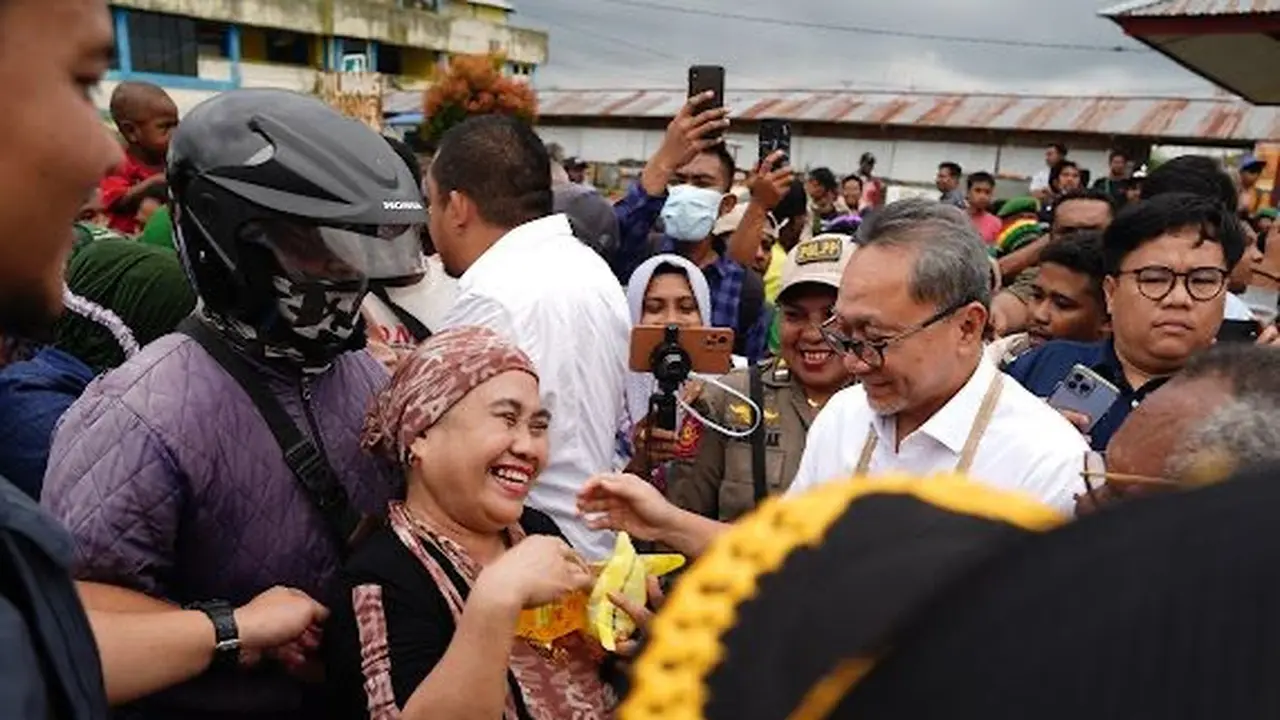 Menteri Perdagangan (Mendag) Zulkifli Hasan (Zulhas) kembali menteraktir emak-emak. Kali ini, Zulhas teraktir emak-emak dengan paket sembako di Pasar Sentral Timika, Papua