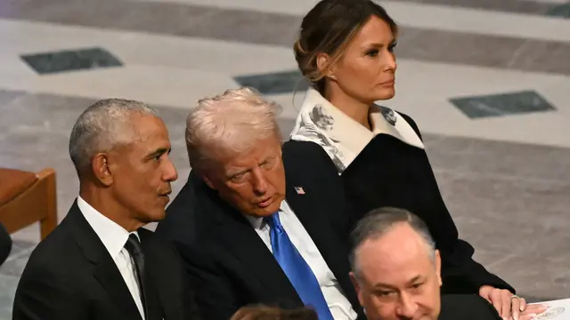 Gambar Orang Berciuman di Busana Hitam Melania Trump Saat Pemakaman Jimmy Carter