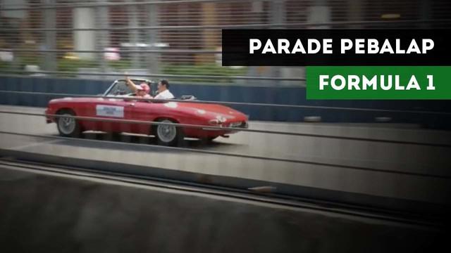 Sebelum dimulai gelaran balapan F1 GP Singapura, para pebalap mengikuti parade mengelilingi sirkuit dengan mobil klasik.
