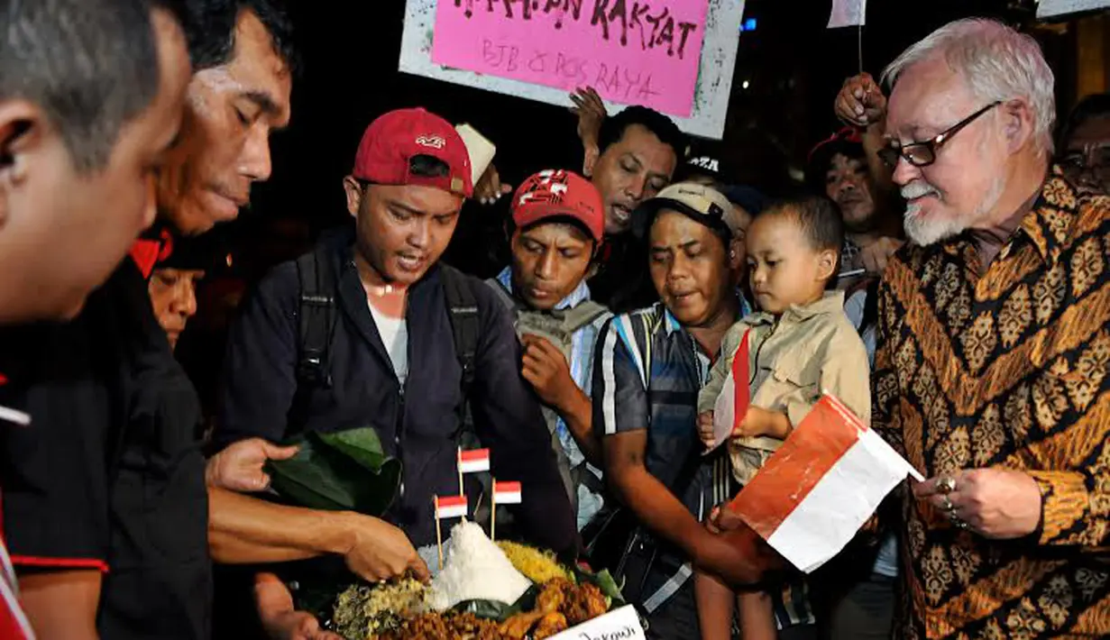 Para pendukung Jokowi tampak memotong tumpeng di Bundaran HI sebagai tanda syukur atas pencalonan Jokowi (Liputan6.com/Johan Tallo)
