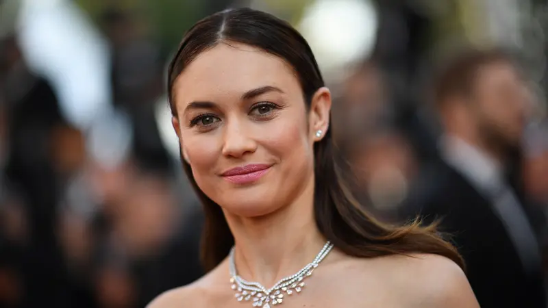 Bintang Film James Bond Olga Kurylenko Positif Corona