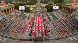 Dunia memperingati Hari Yoga Internasional pada 21 Juni. Hari ini diperingati untuk meningkatkan kesadaran masyarakat akan peran yoga dalam menjaga kesehatan secara menyeluruh. (Narinder NANU/AFP)