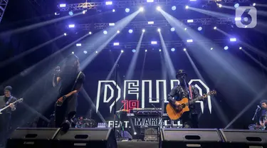 Grup band Dewa feat Ello saat tampil di hari kedua konser musik Soundsfest 2024 yang digelar di kawasan Summarecon Mal Bekasi, Jawa Barat, Minggu (28/7/2024). (Liputan6.com/Herman Zakharia)