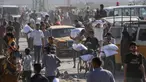 Para pengungsi Palestina mengangkut kantong-kantong bantuan makanan setelah menyerbu gudang Program Pangan Dunia di Deir el-Balah di Jalur Gaza tengah pada 28 Mei 2025. (Eyad BABA/AFP)