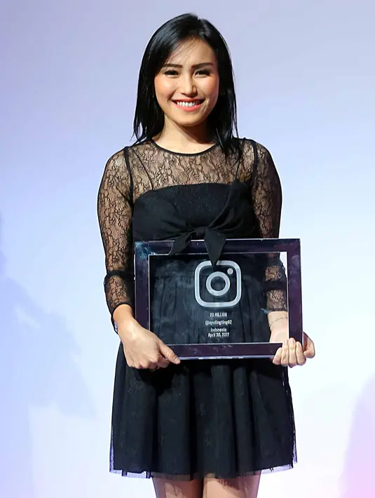 Ayu Ting Ting baru saja menerima penghargaan dari Instagram. Penyanyi dan pemeran itu memiliki pengikut atau follower paling banyak di Indonesia. Janda satu anak itu memiliki jumlah pengikut mencapai 21 juta. (Nurwahyunan/Bintang.com)