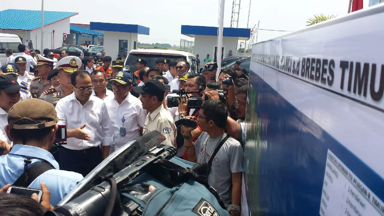 Menteri Perhubungan Budi Karya Sumadi meninjau kesiapan tol Brebes Timur (Brexit) dan antisipasi kepadatan arus lalu lintas saat libur panjang Idul Adha