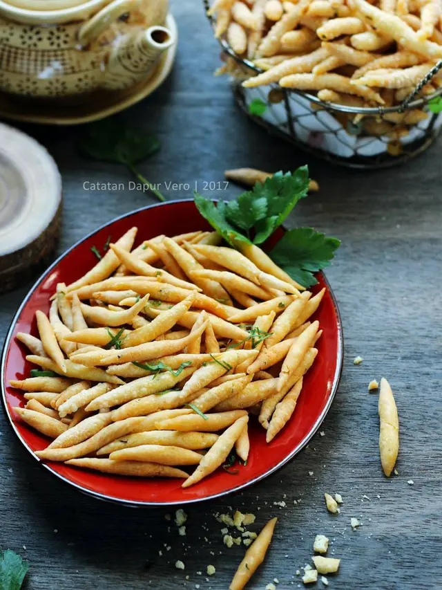 Sepiring telur gabus keju dengan taburan bawang