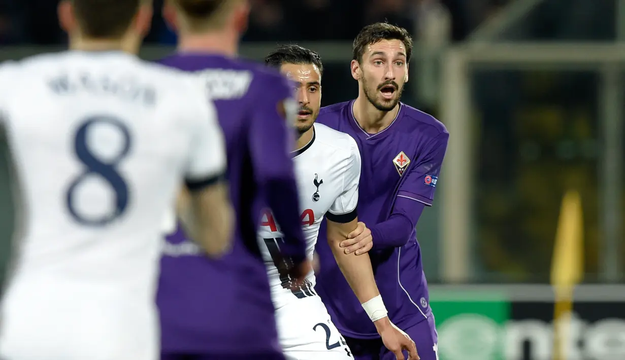 Foto pada tanggal 18 Februari 2016, Davide Astori (kanan) saat bertanding melawan Tottenham di Florence. Kapten Fiorentina yang juga pemain timnas Italia ini meninggal pada usia 31 tahun. (AFP Photo/Andreas Solaro)