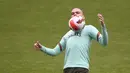 Bek Portugal, Pepe mengontrol bola saat sesi latihan di stadion Dragao di Porto (28/3/2022). Portugal akan menghadapi Makedonia Utara di final Play-off Jalur C Kualifikasi Piala Dunia 2022 zona Eropa. (AFP/Miguel Riopa)