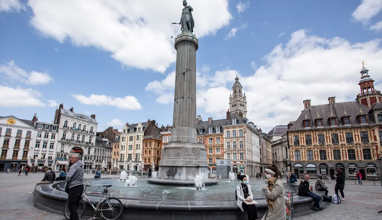 Orang-orang yang mengenakan masker terlihat di Lille, Prancis utara, (11/5/2020). Prancis mulai melonggarkan pembatasan pergerakan mulai Senin (11/5) melalui "proses yang sangat bertahap" yang akan berlangsung selama beberapa pekan. (Xinhua/Sebastien Courdji)