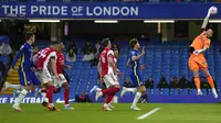 Penjaga gawang Arsenal Aaron Ramsdale menepis bola saat melawan Chelsea pada pertandingan sepak bola Liga Inggris di Stamford Bridge, London, Inggris, 20 April 2022. Arsenal menang 4-2. (AP Photo/Frank Augstein)