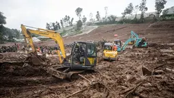 Sedikitnya sudah 25 jenazah korban longsor yang berhasil dievakuasi tim SAR gabungan. Tampak dalam foto, tim penyelamat mencari korban yang terkubur longsor di Desa Pasirlangu, Bandung, Jawa Barat, pada Senin 26 Januari 2026. (Timur Matahari/AFP)