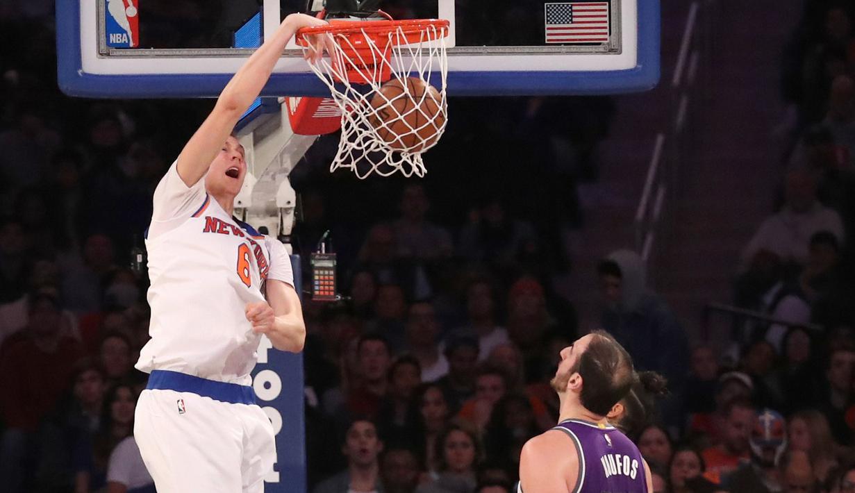 Pemain New York Knicks,  Kristaps Porzingis #6 melakukan dunks tanpa perlawanan dari pemain Sacramento Kings, Kosta Koufos #41 pada laga NBA di Madison Square Garden, (5/12/2016). Knicks menang 106-98. (Reuters/Anthony Gruppuso-USA TODAY Sports)
